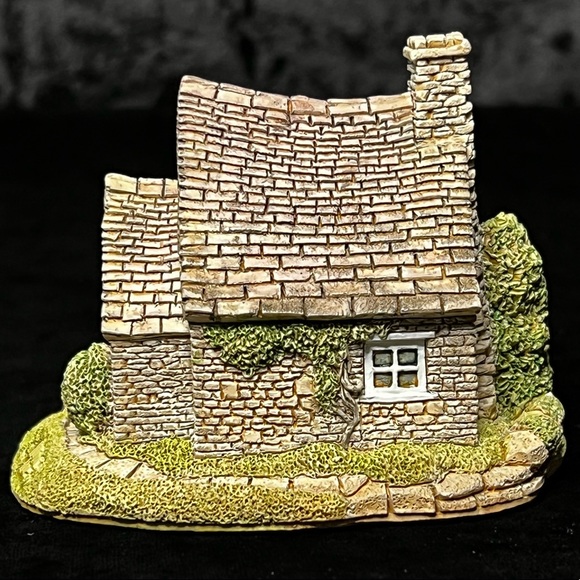 Lilliput Lane | Purbeck Stores | England Collection - Picture 7 of 11